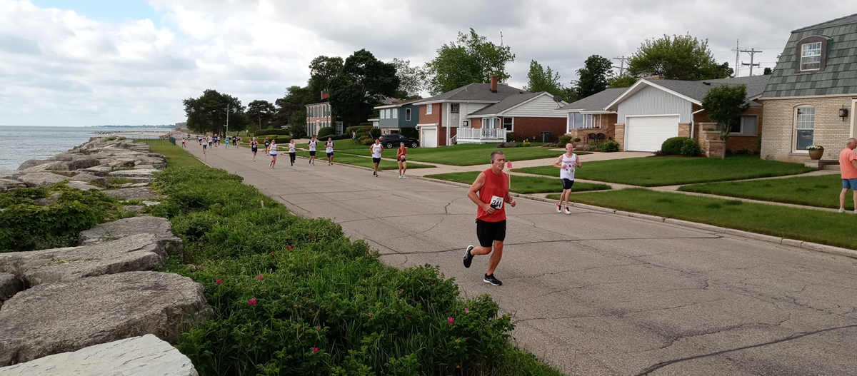 Group of runners by Lake Michigan running the YMCA 5k.